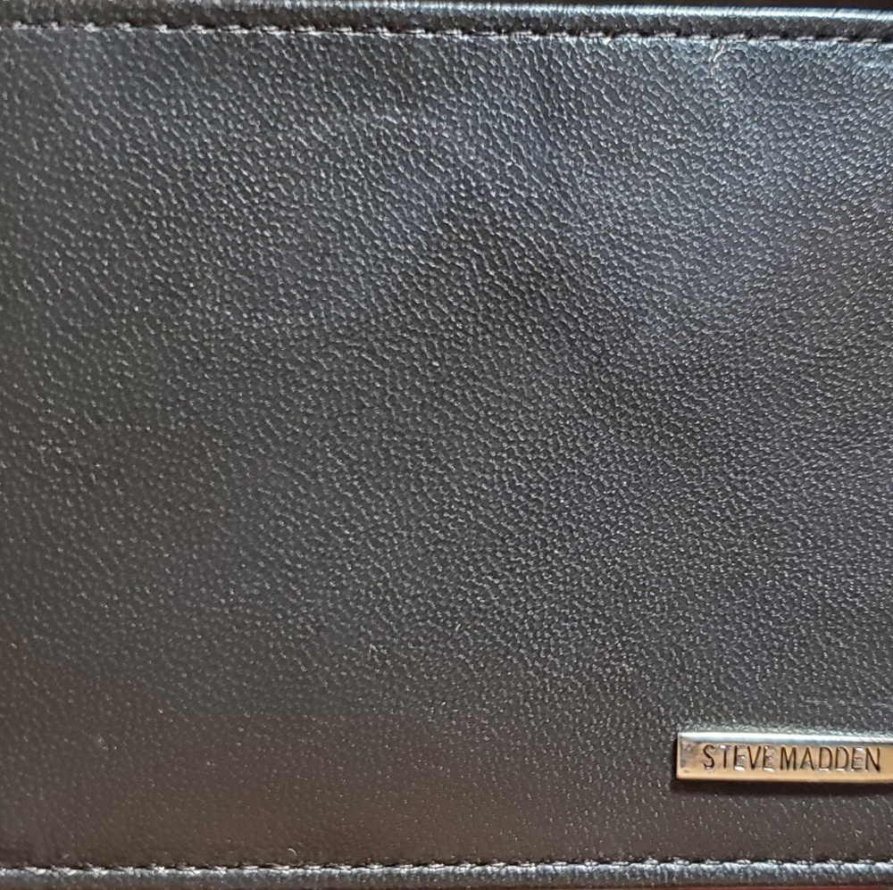 Steve Madden 100% genuine leather wallet for men.